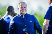 Dick Advocaat lacht