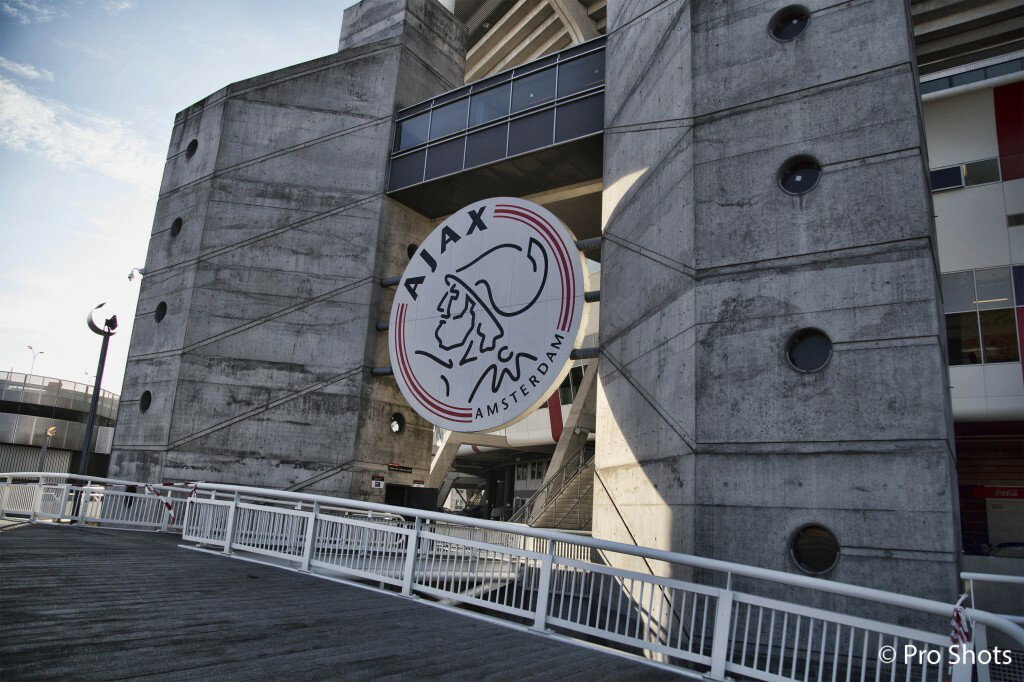 Het Ajax-logo op de Johan Cruijff ArenA