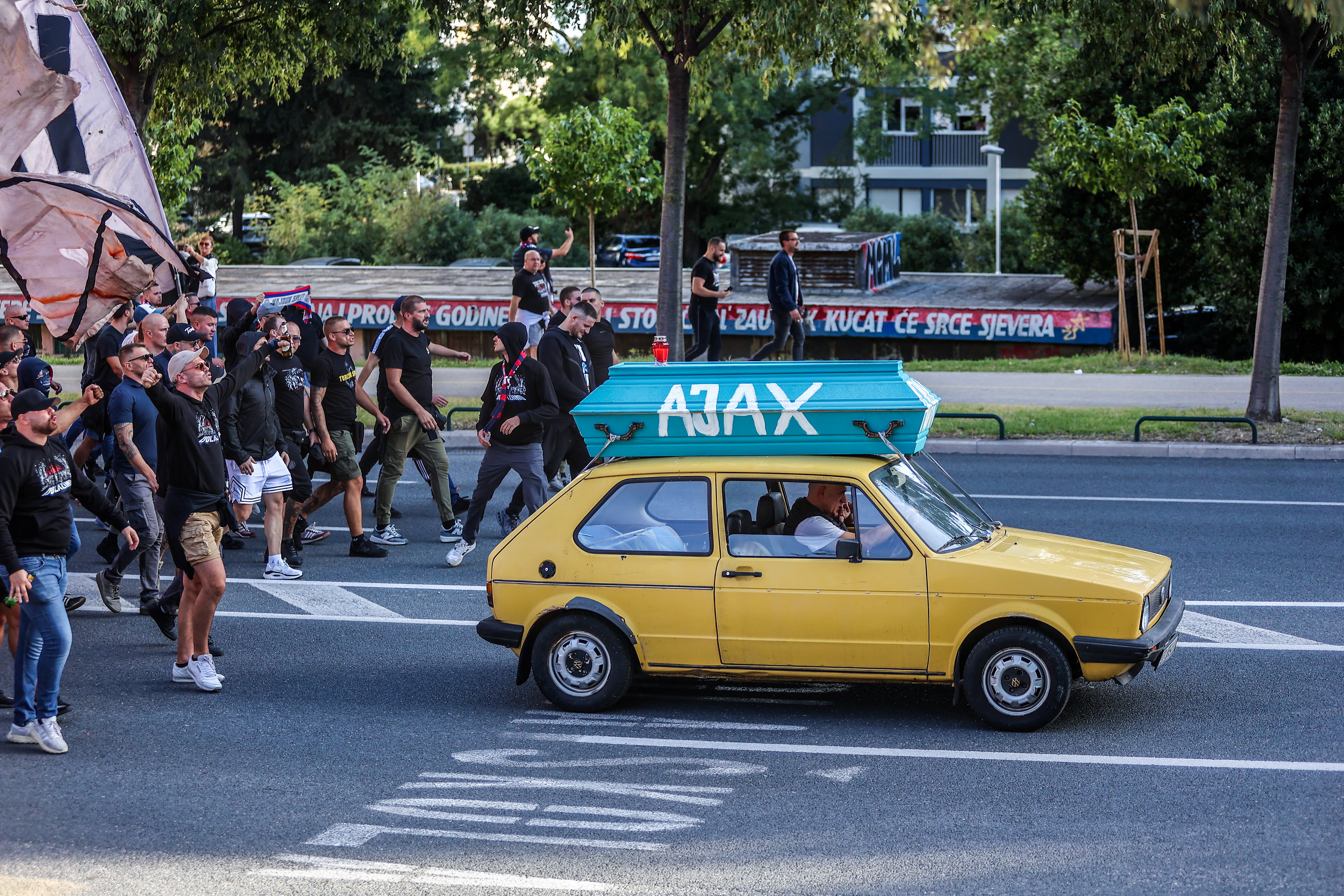 Hajduk Split-fans reden rond met een doodskist met de tekst 'Ajax' boven op een auto