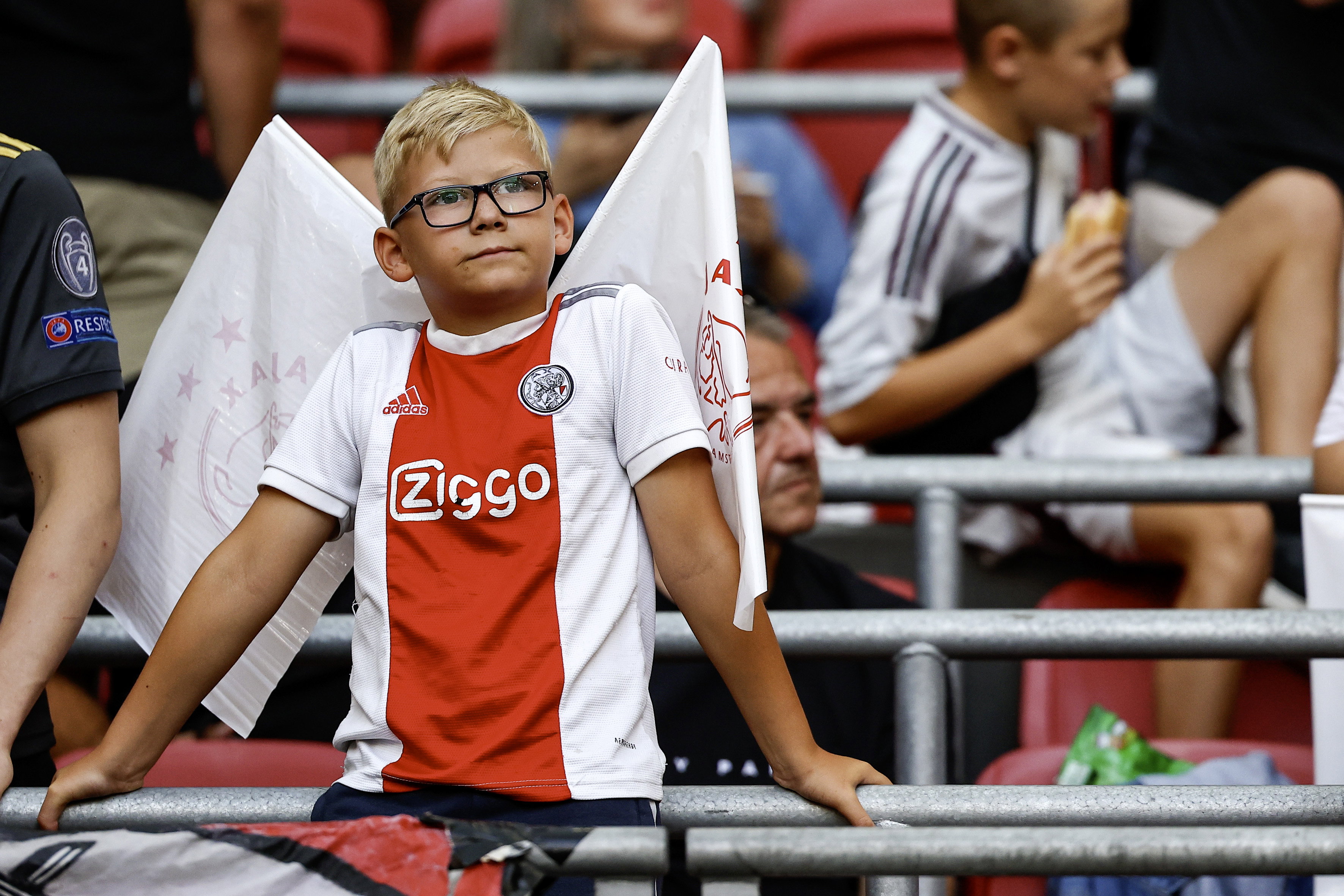 Jonge Ajax-fan op de tribune in de Johan Cruijff Arena