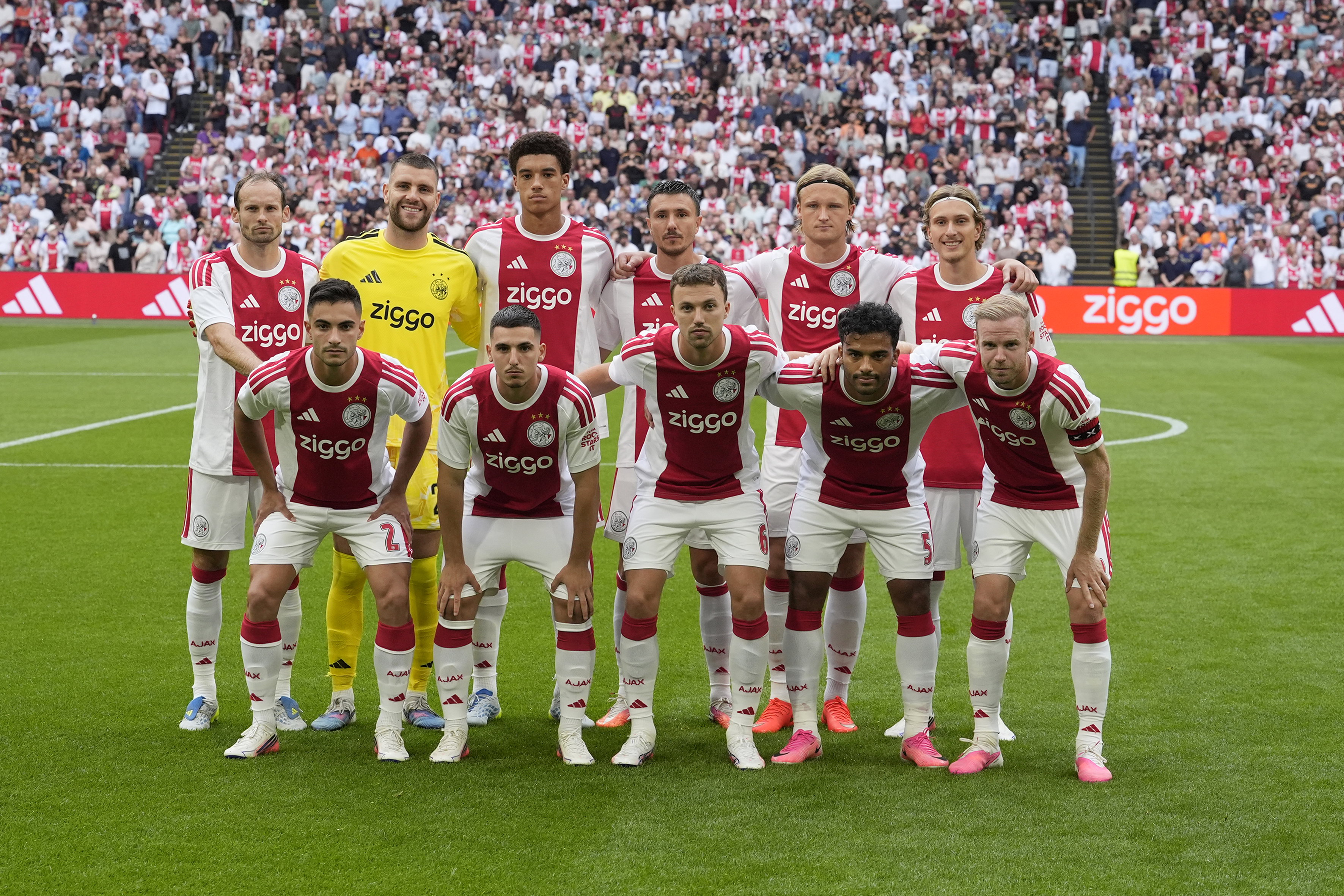 Elftalfoto van Ajax voor de thuiswedstrijd tegen FK Vojvodina