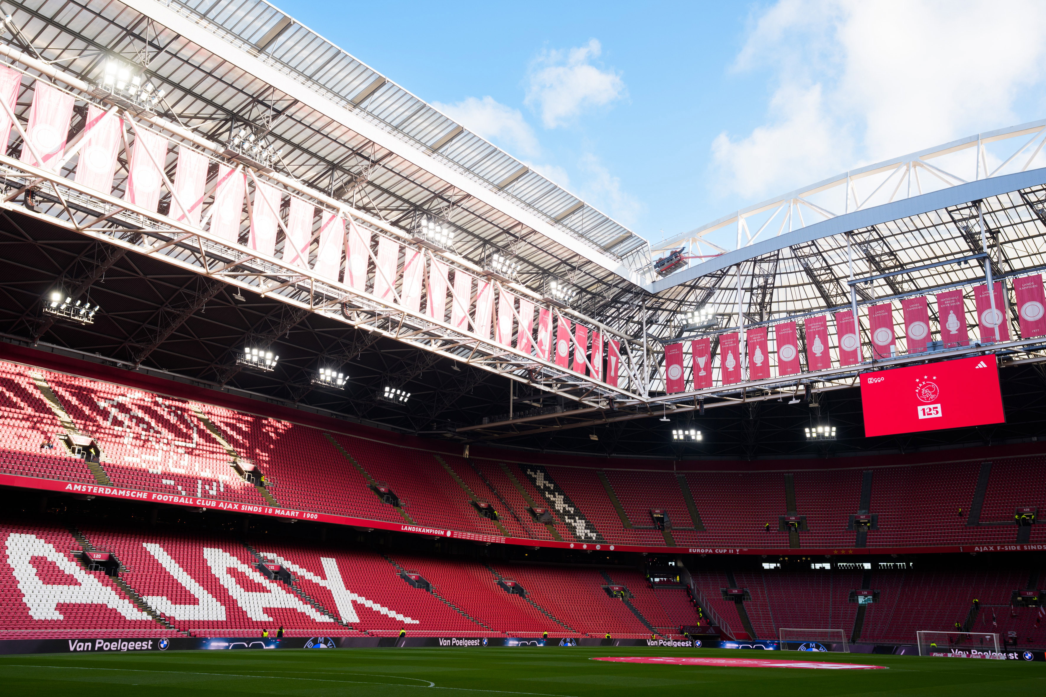 Het dak van de Johan Cruijff Arena is open
