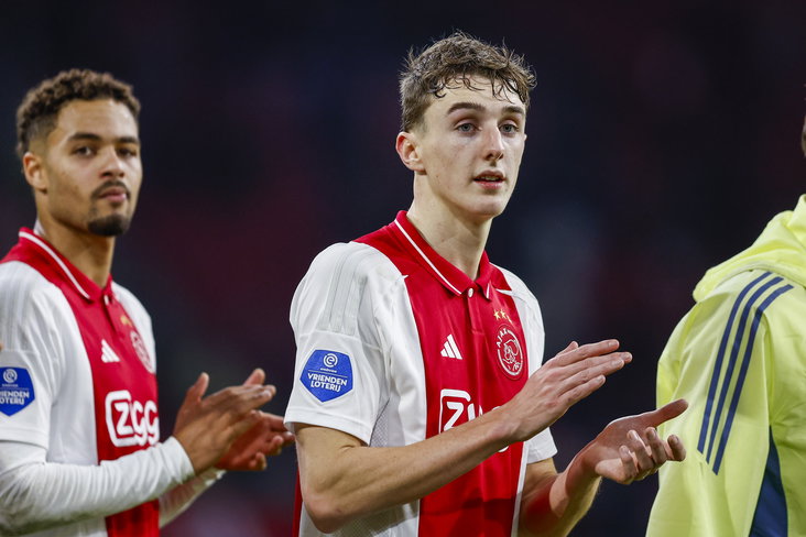 Youri Baas bedankt de Ajax-fans in de Johan Cruijff Arena