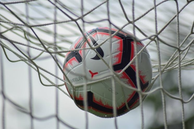 Een bal op het dak van het doel