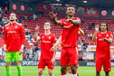 Jordy Bawuah viert feest met de FC Twente-fans