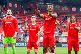 Jordy Bawuah viert feest met de FC Twente-fans