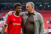 Jordy Bawuah wordt geknuffeld door trainer John van den Brom