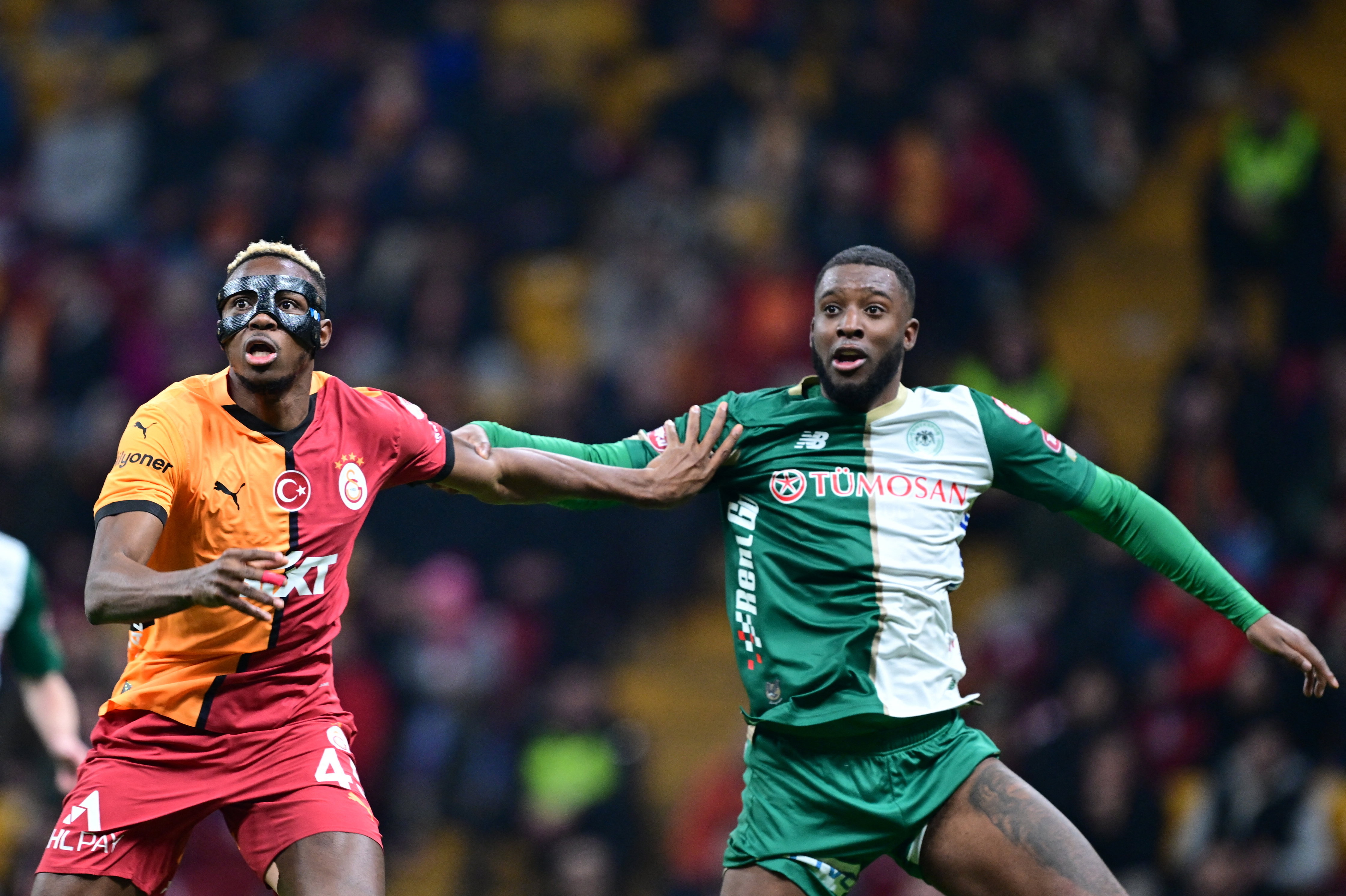 Riechedly Bazoer in duel met Victor Osimhen