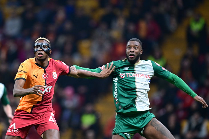 Riechedly Bazoer in duel met Victor Osimhen