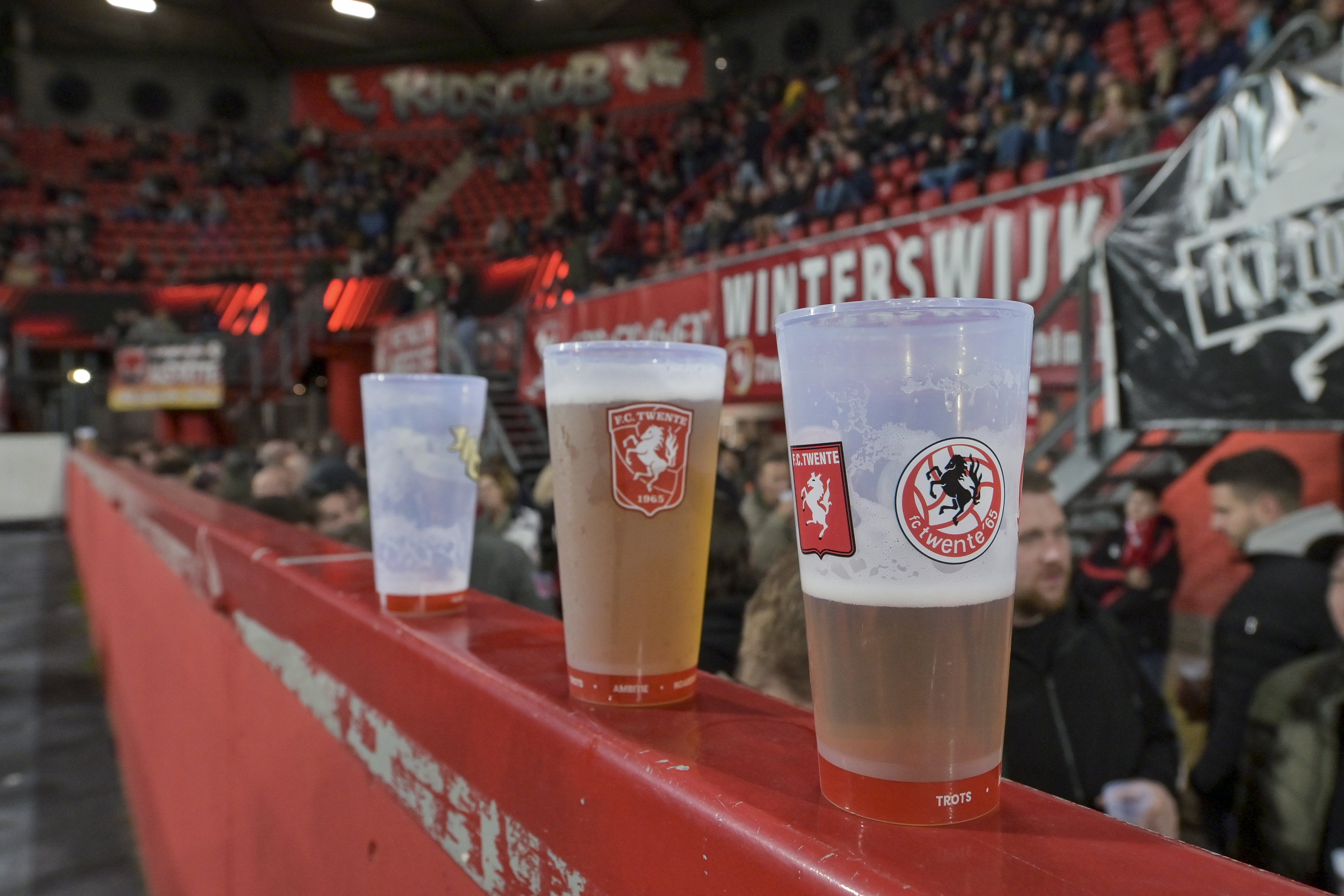 Bekers met bier in de Grolsch Veste