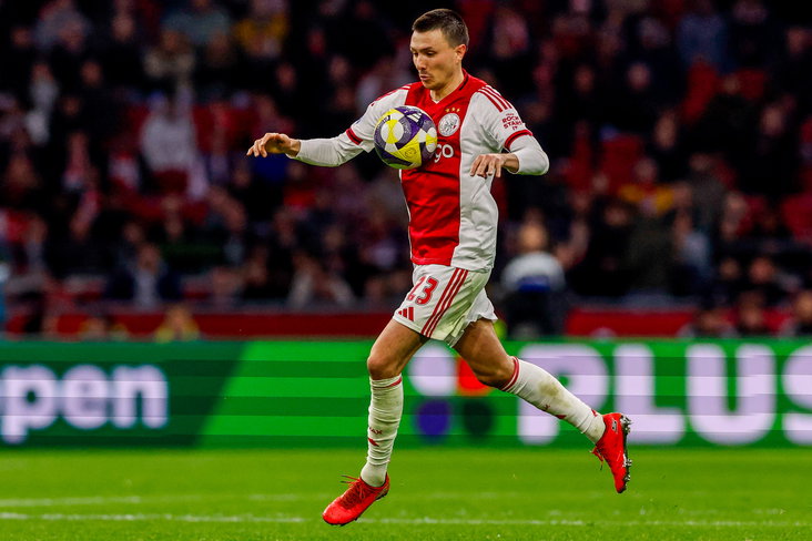 Steven Berghuis neemt een bal mee op de borst