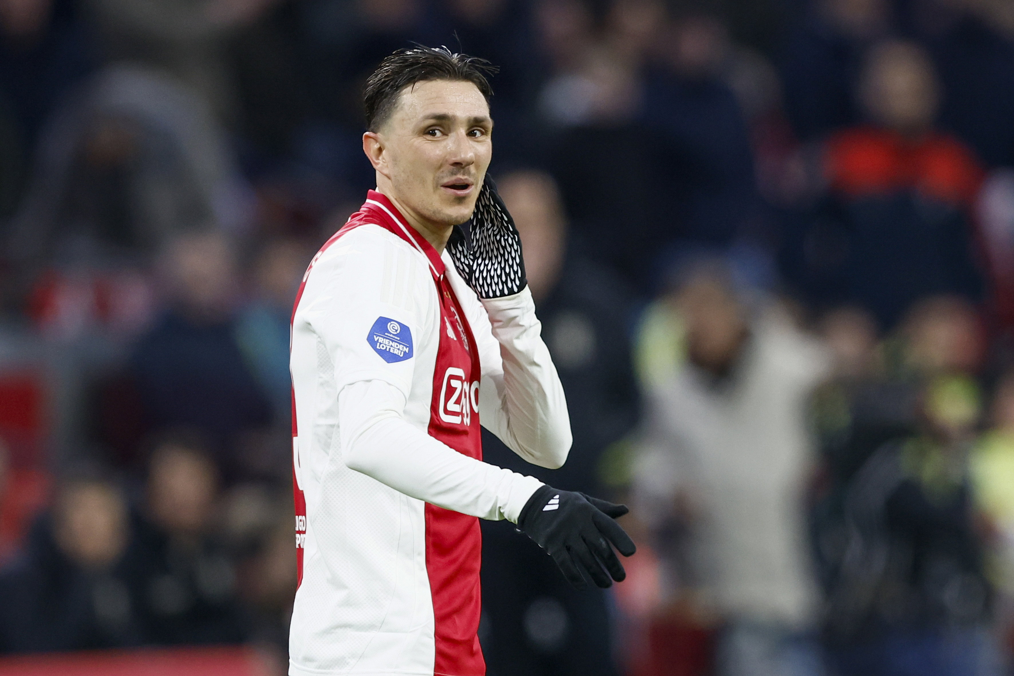 Steven Berghuis met handschoenen in de Johan Cruijff Arena