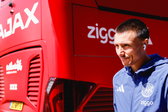 Steven Berghuis bij de spelersbus van Ajax