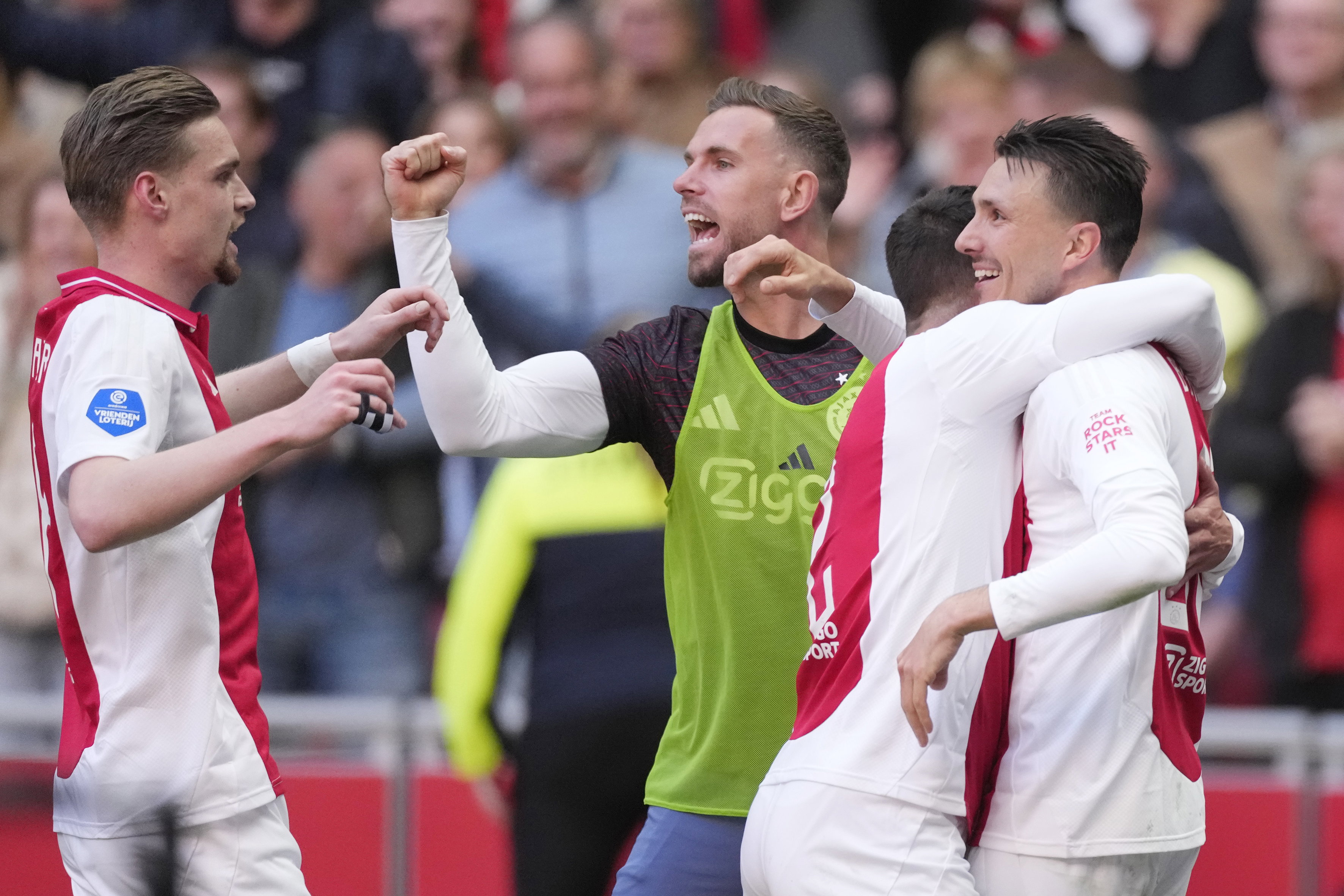 Steven Berghuis wordt gefeliciteerd na zijn goal voor Ajax