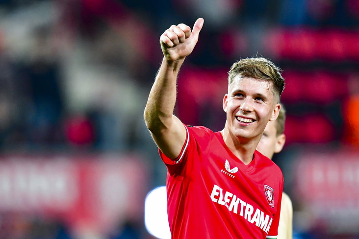 Gijs Besselink steekt zijn duim op na de wedstrijd tegen Lazio Roma