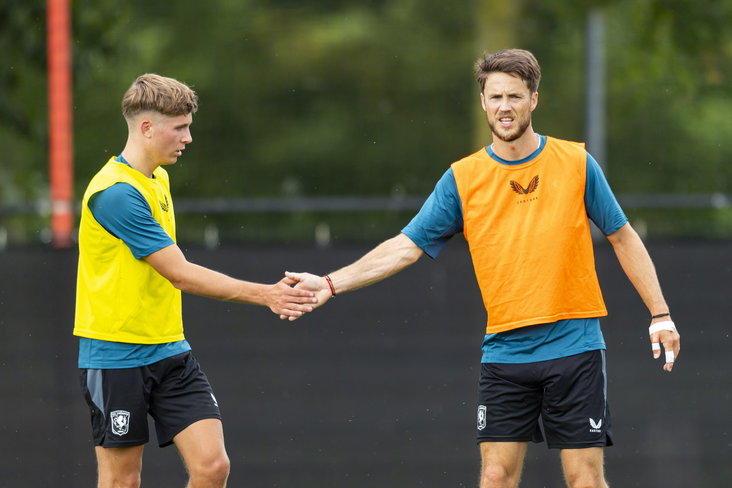 Gijs Besselink met Ricky van Wolfswinkel op het trainingscomplex in Hengelo
