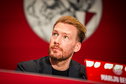 Marijn Beuker op de 'AVA' vergadering van Ajax in Amsterdam