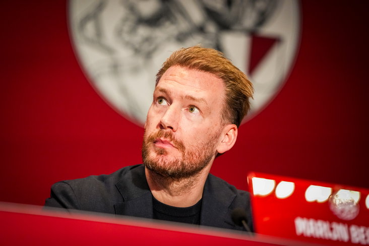 Marijn Beuker op de 'AVA' vergadering van Ajax in Amsterdam