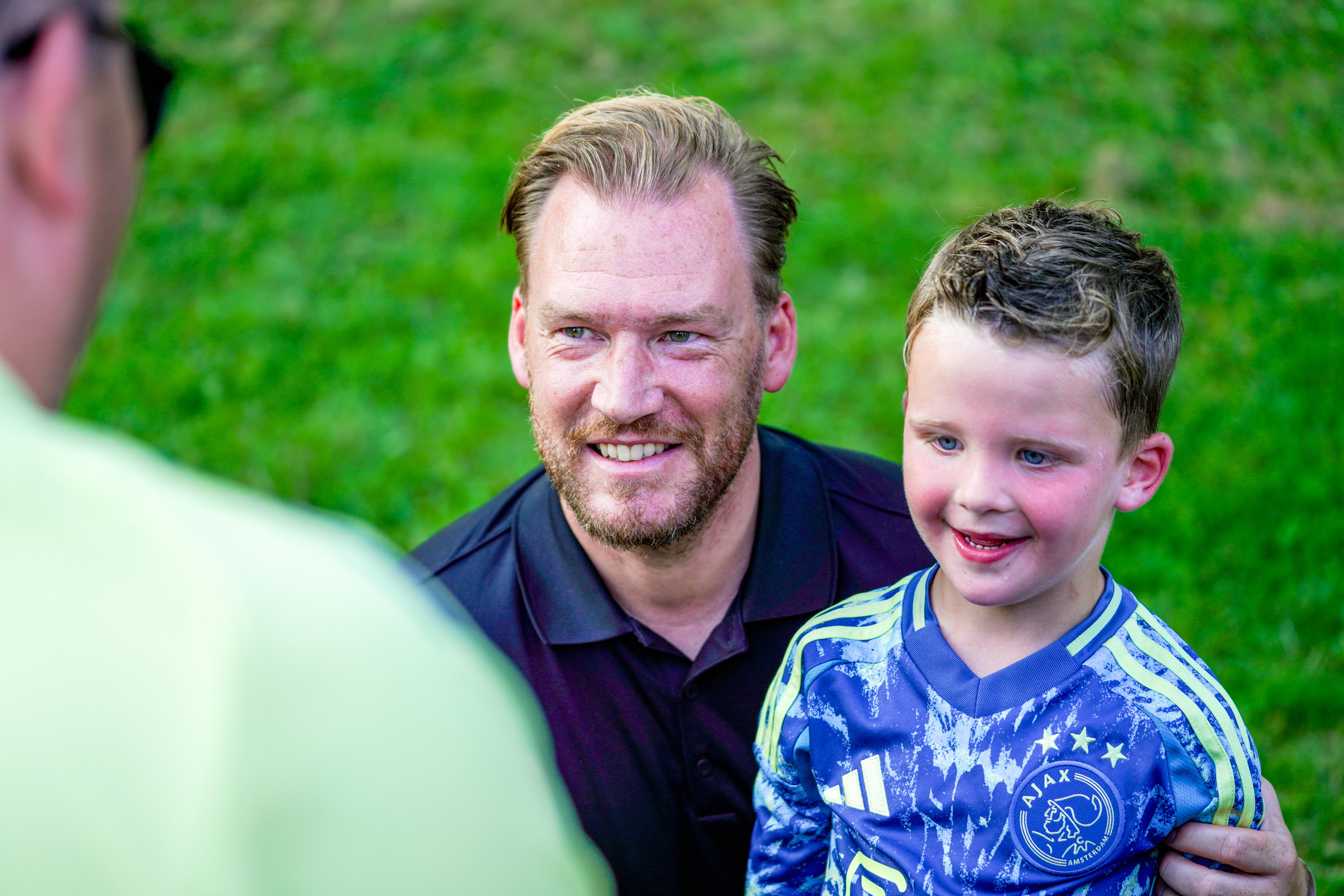 Merijn Beuker met een jonge Ajax-fan