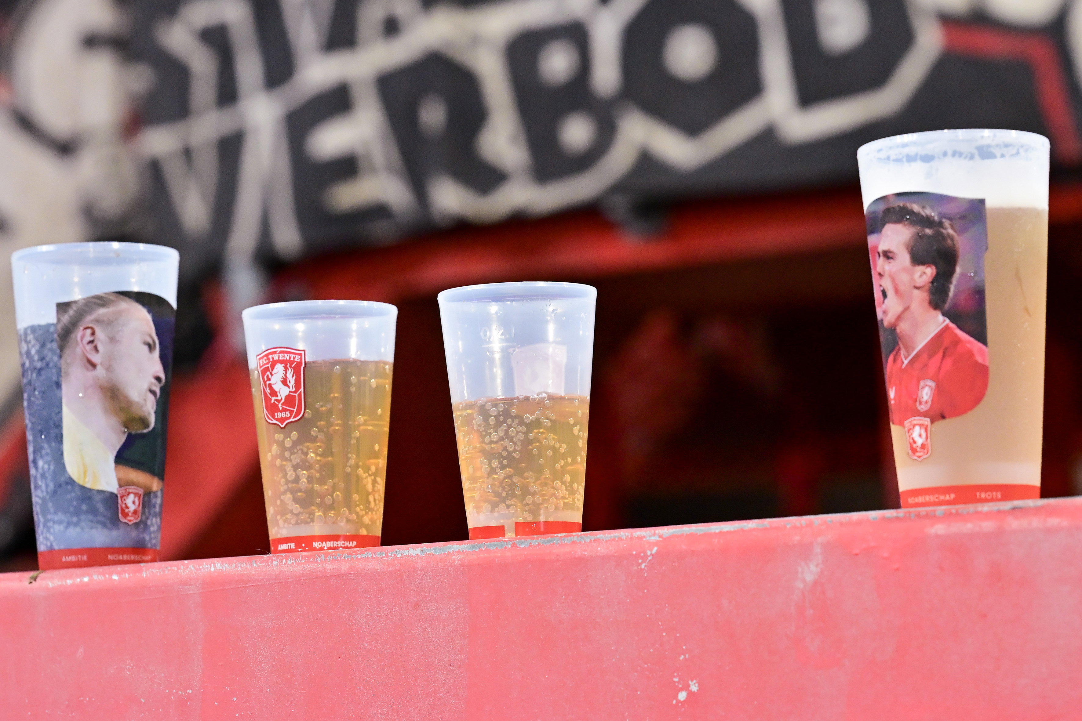 Bekers bier in de Grolsch Veste