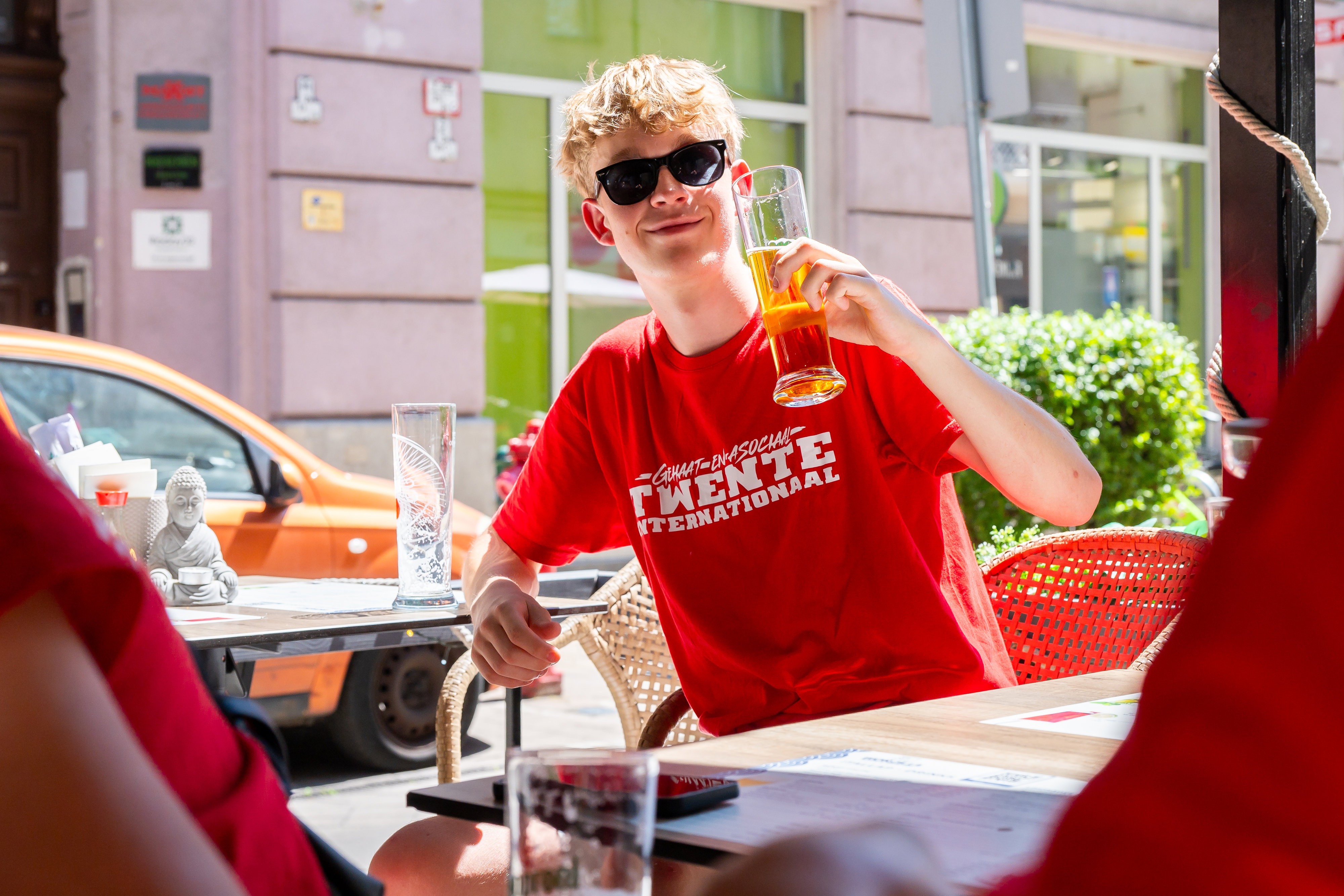 FC Twente-fan aan het bier in Budapest