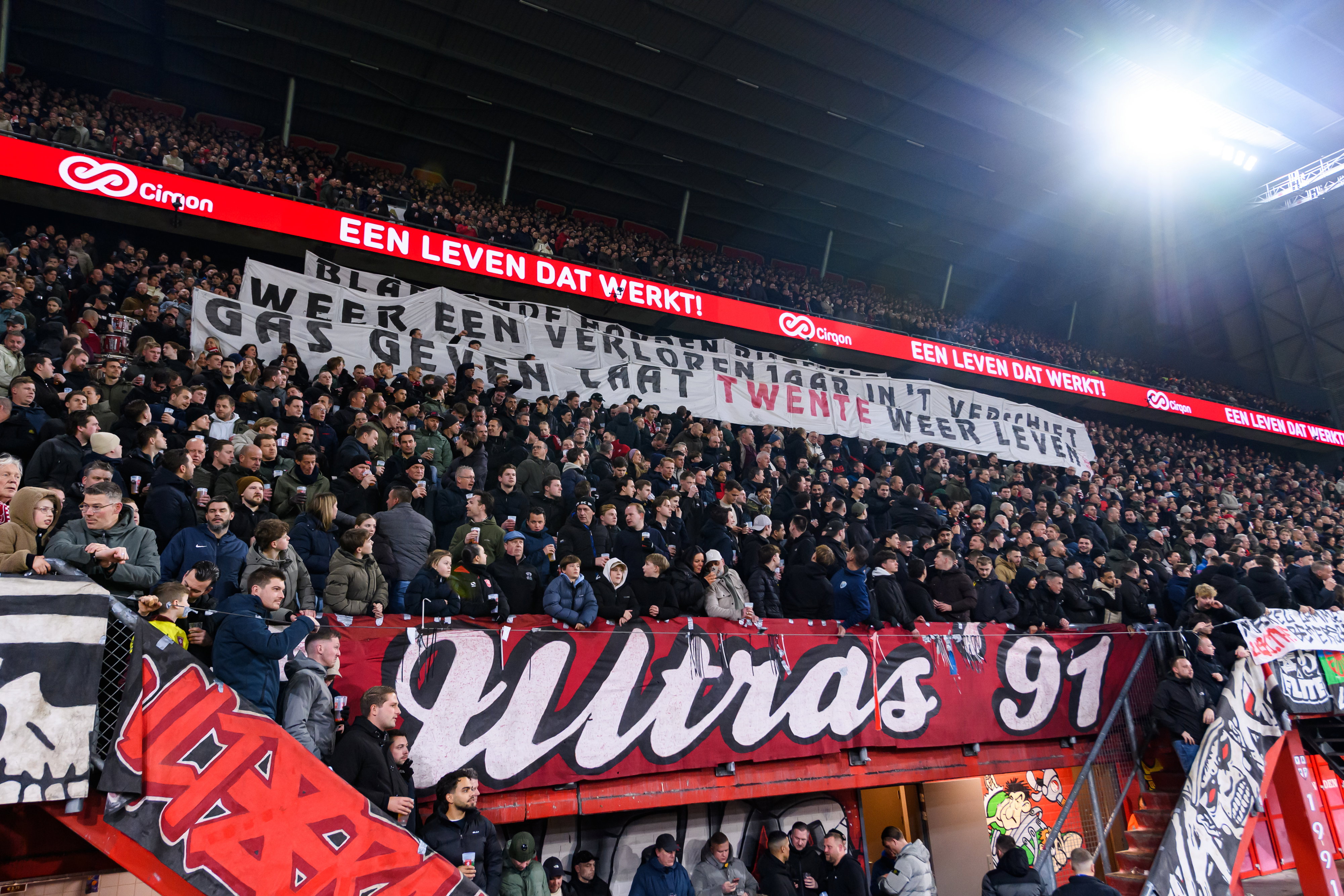 FC Twente-fans tonen een (kritisch) spandoek