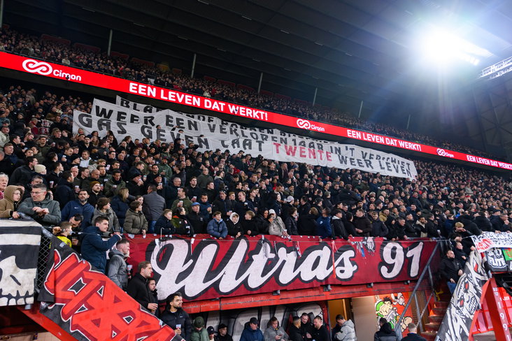 FC Twente-fans tonen een (kritisch) spandoek