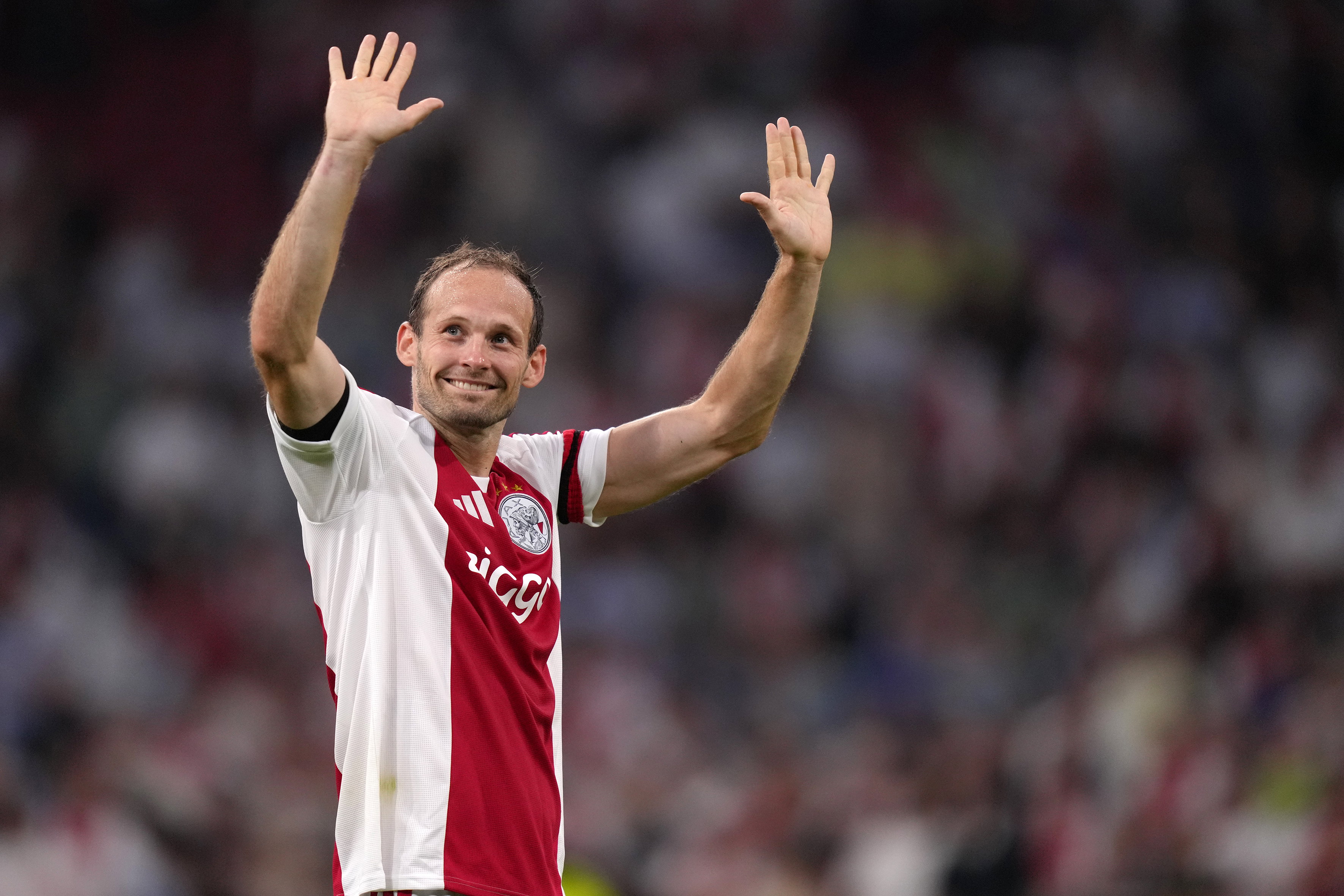 Daley Blind zwaait vrolijk richting de tribune in de Johan Cruijff Arena