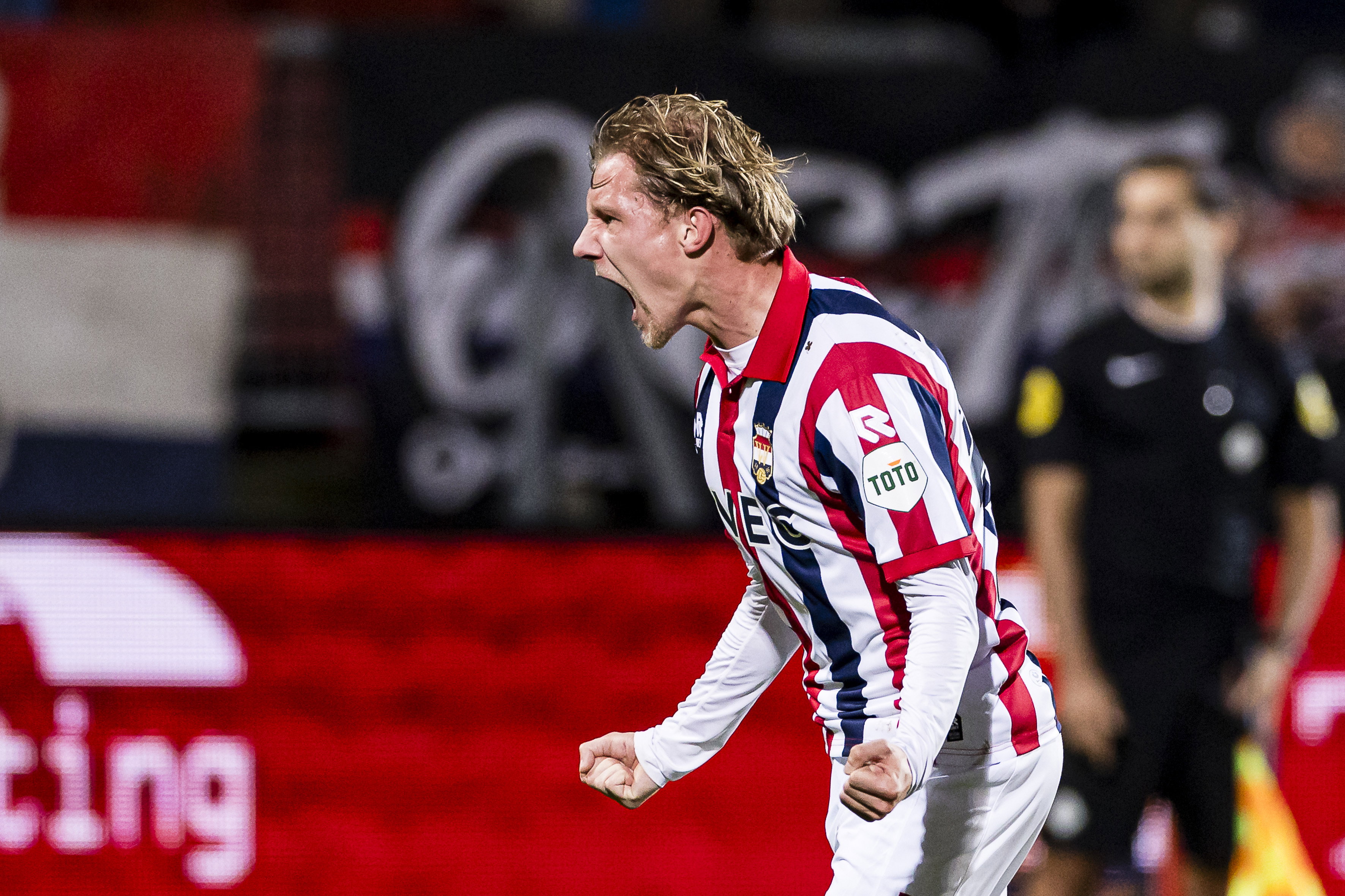 Jesse Bosch juicht na zijn goal in Tilburg