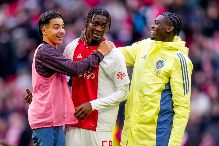 Rayane Bounida, Don-Angelo Konadu en Jorthy Mokio zijn blij na een zege in de Johan Cruijff Arena