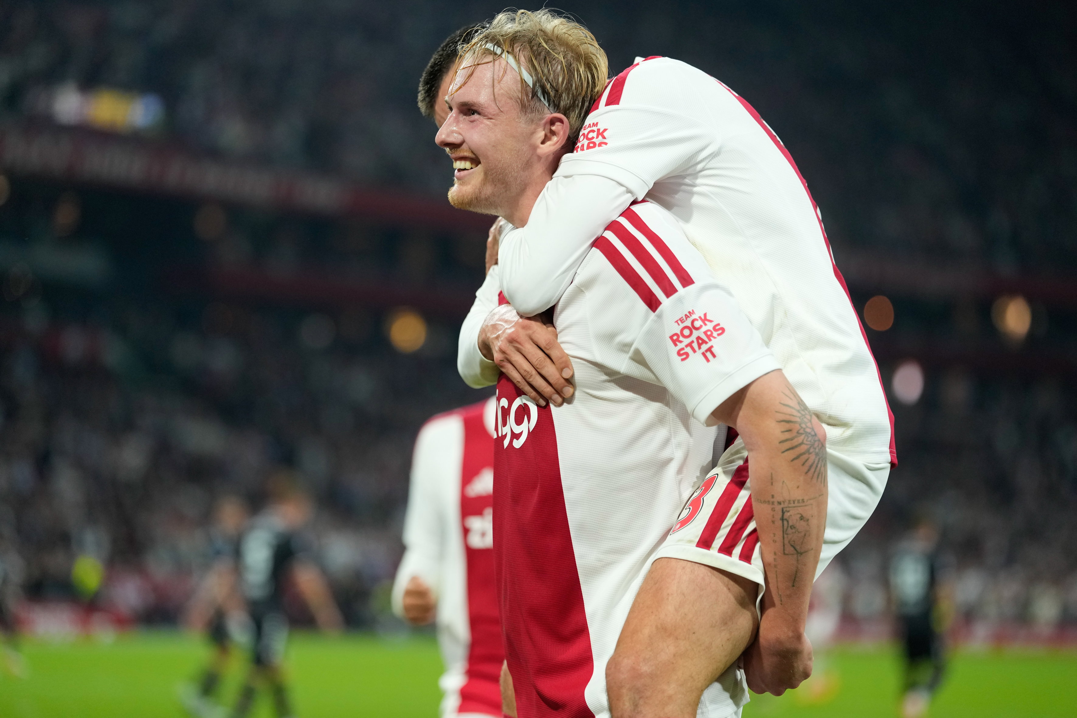 Julian Brandt wordt gefeliciteerd na een goal bij Ajax