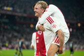 Julian Brandt wordt gefeliciteerd na een goal bij Ajax