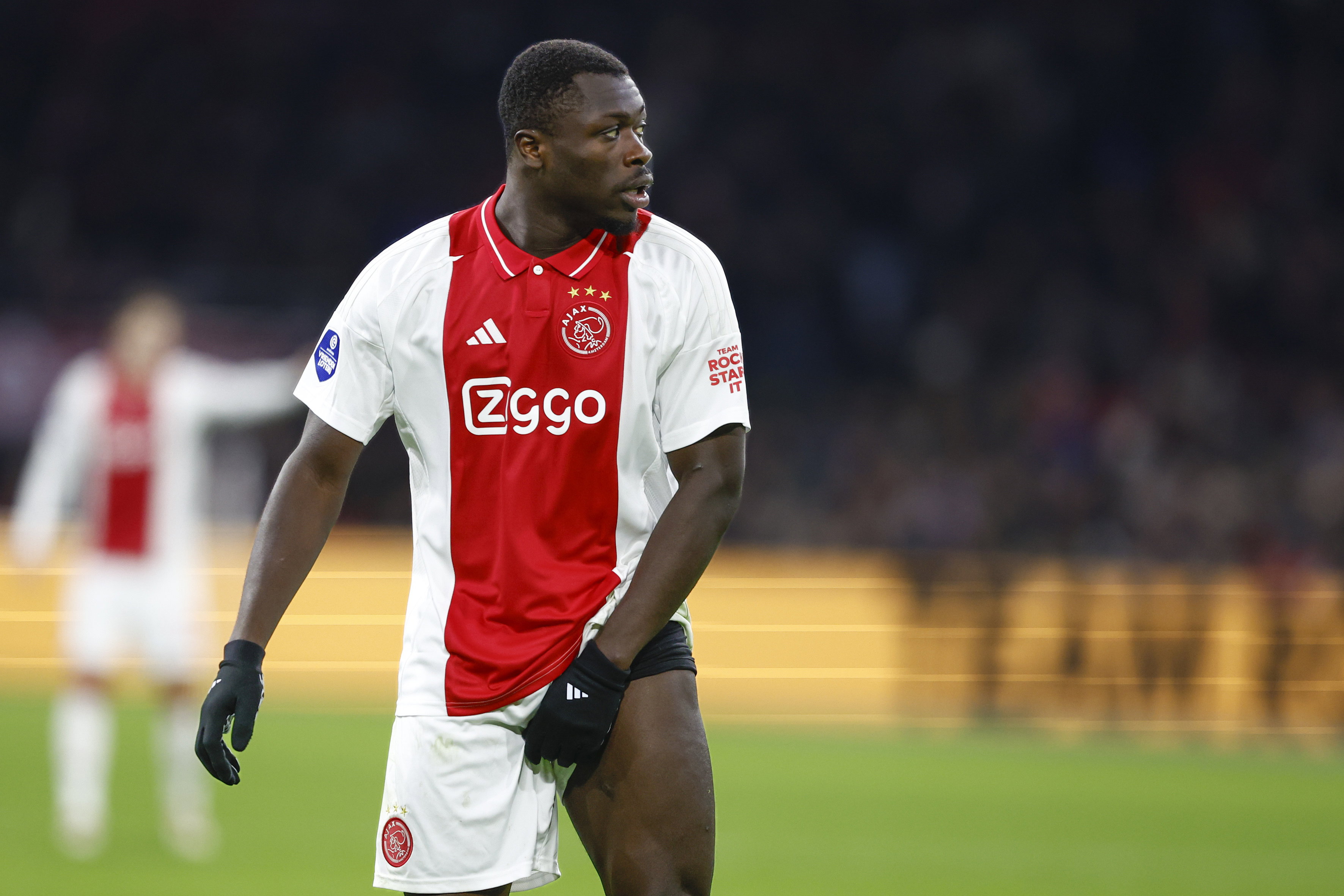 Brian Brobbey met handschoenen in de Johan Cruijff Arena