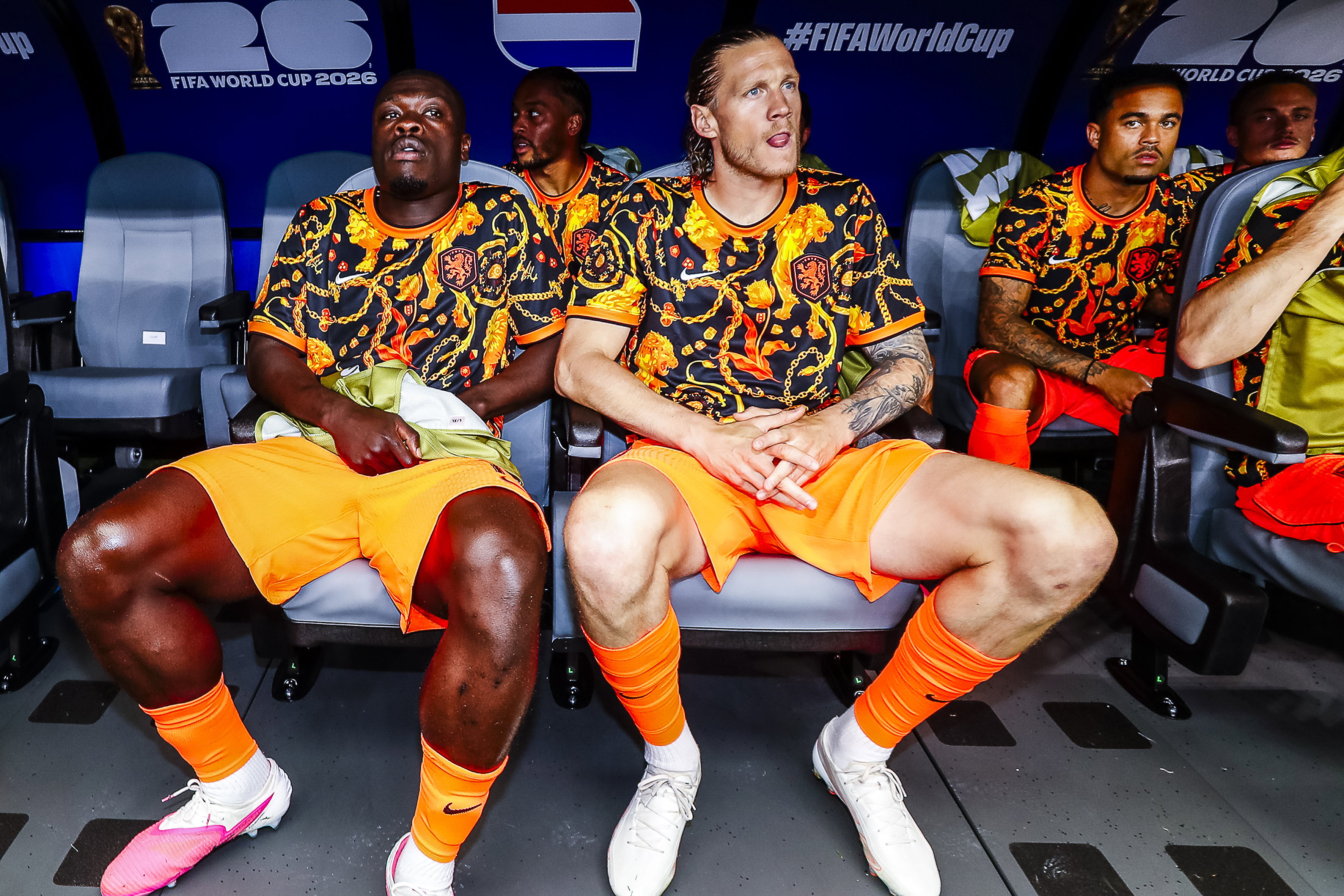 Brian Brobbey en Wout Weghorst op de bank bij Oranje