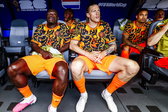 Brian Brobbey en Wout Weghorst op de bank bij Oranje