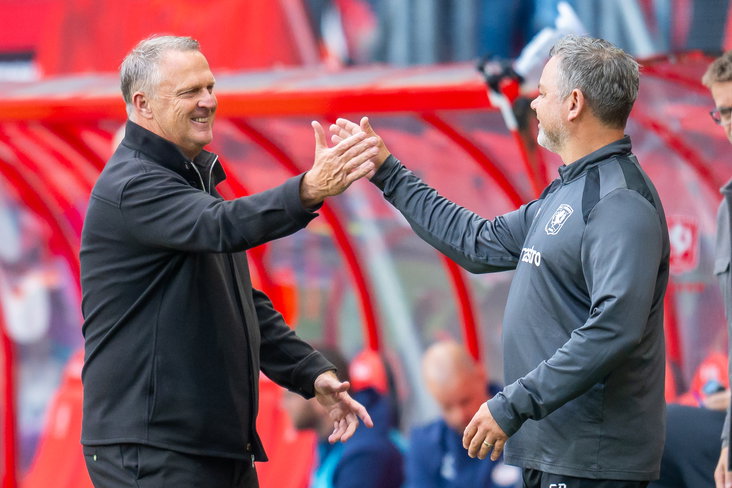 John van den Brom en Sander Boschker feliciteren elkaar na een zege van FC Twente