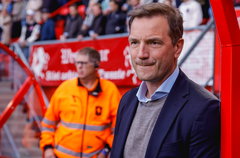Arnold Bruggink naast de dug-out van FC Twente