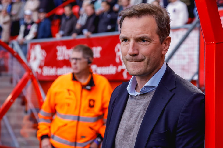 Arnold Bruggink naast de dug-out van FC Twente