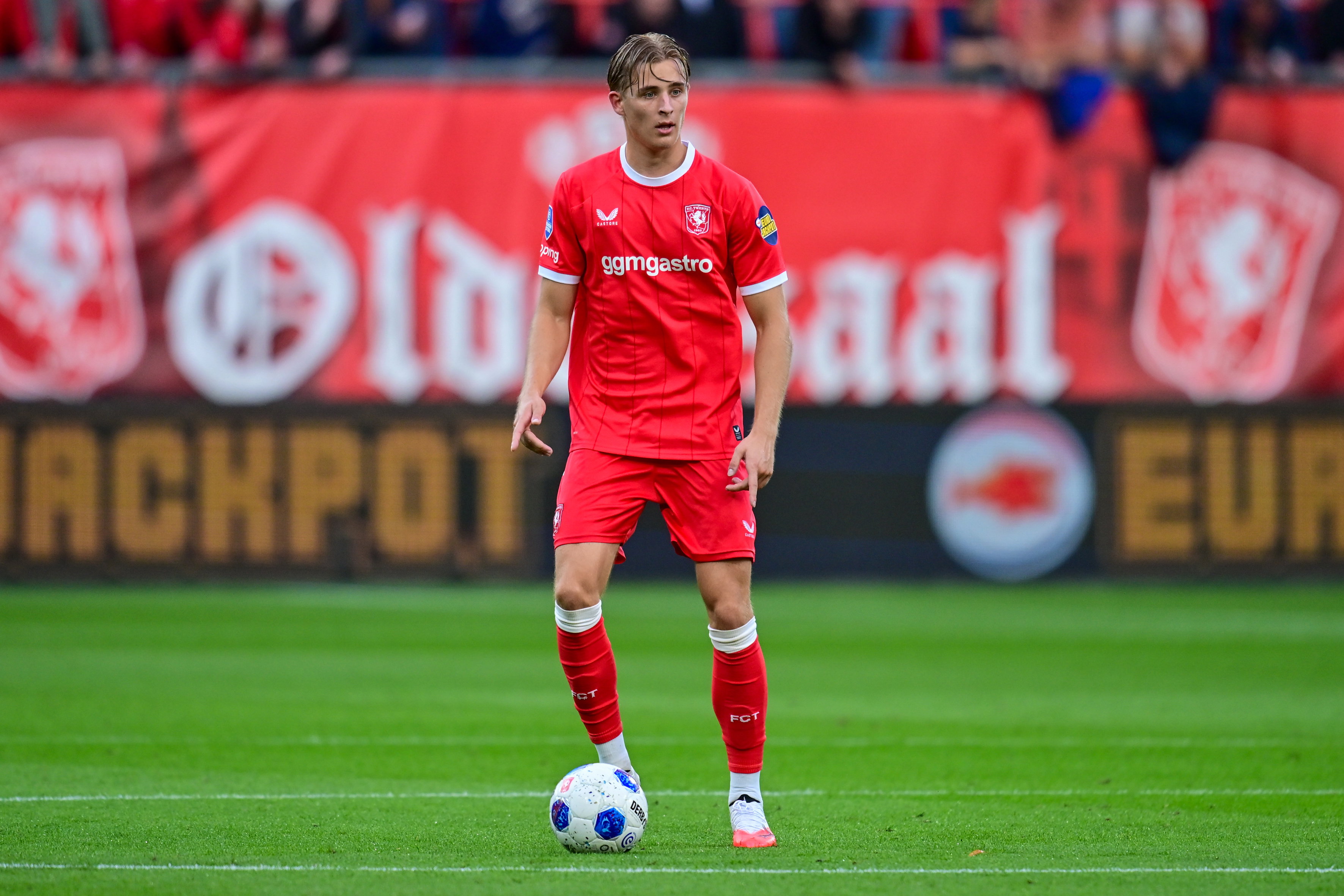Max Bruns aan de bal in De Grolsch Veste