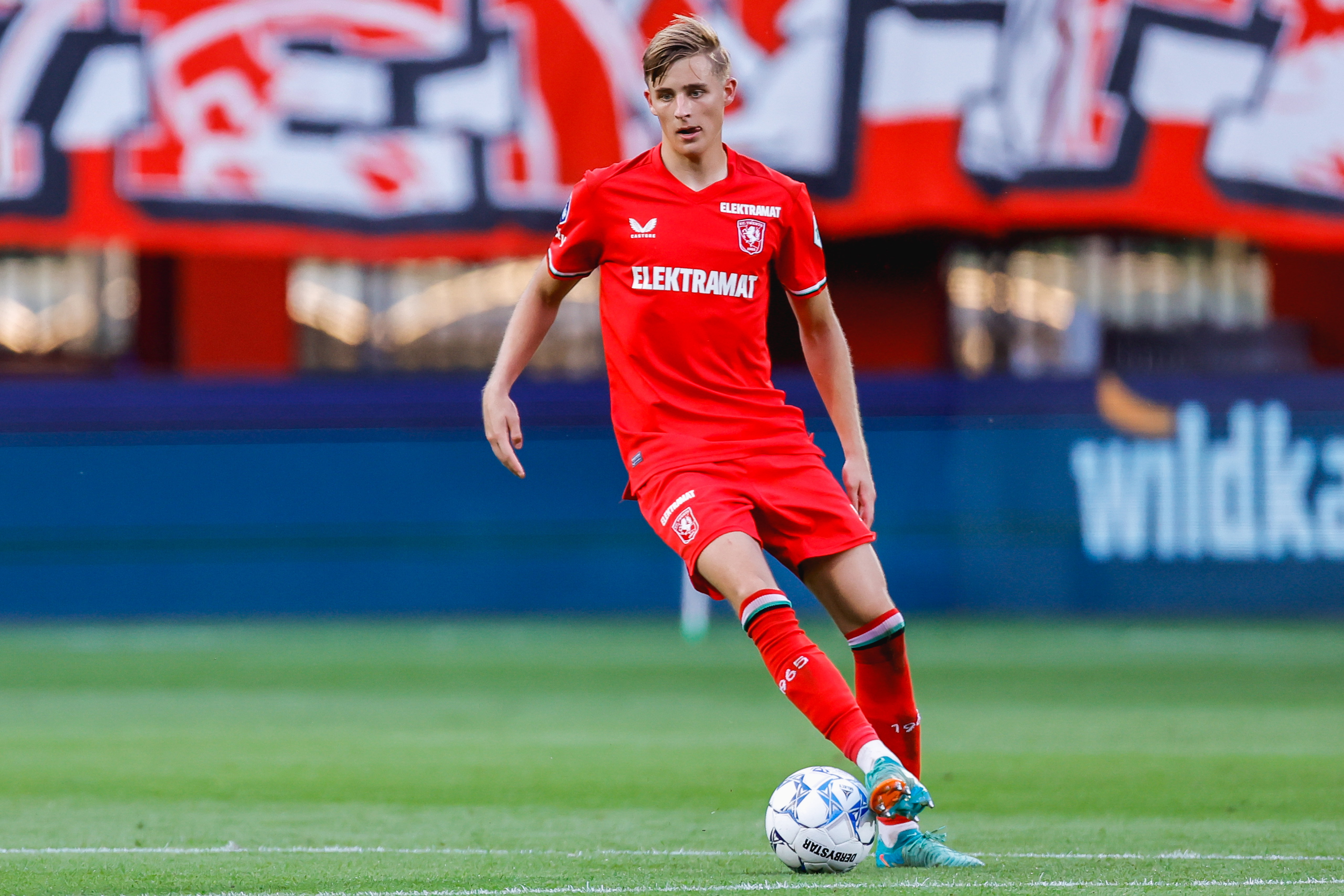 Max Bruns aan de bal in De Grolsch Veste