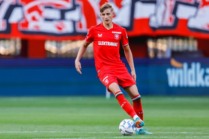 Max Bruns aan de bal in De Grolsch Veste
