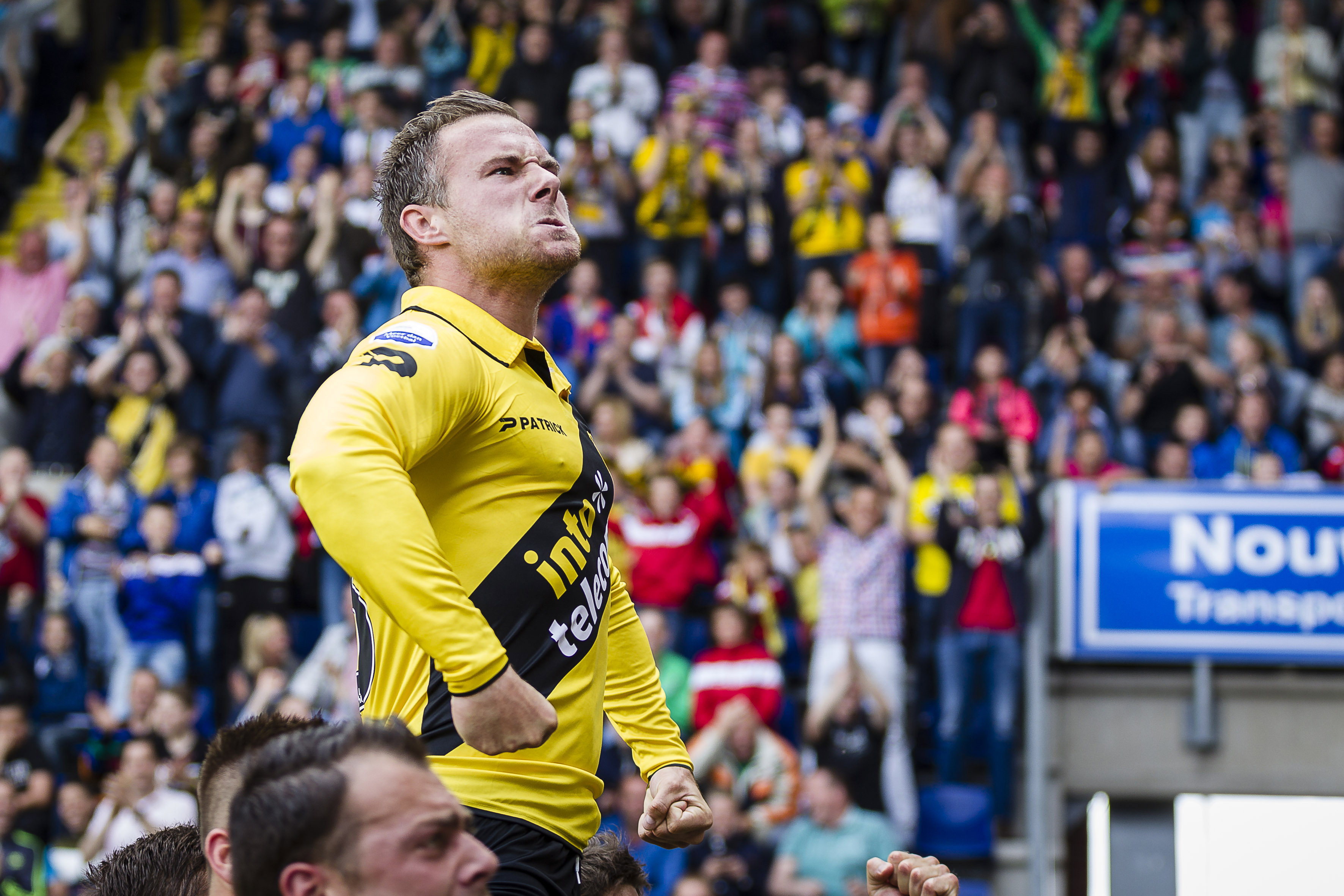 Jordy Buijs juicht na een treffer voor NAC Breda