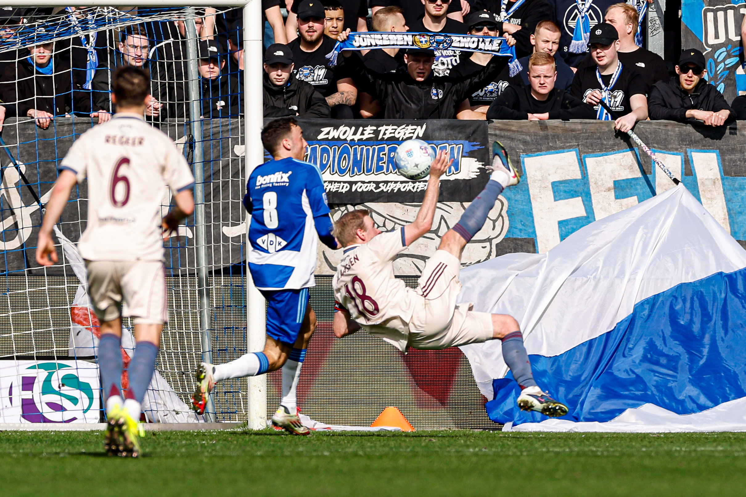 Davy Klaassen probeert het met een (halve) omhaal tegen PEC Zwolle