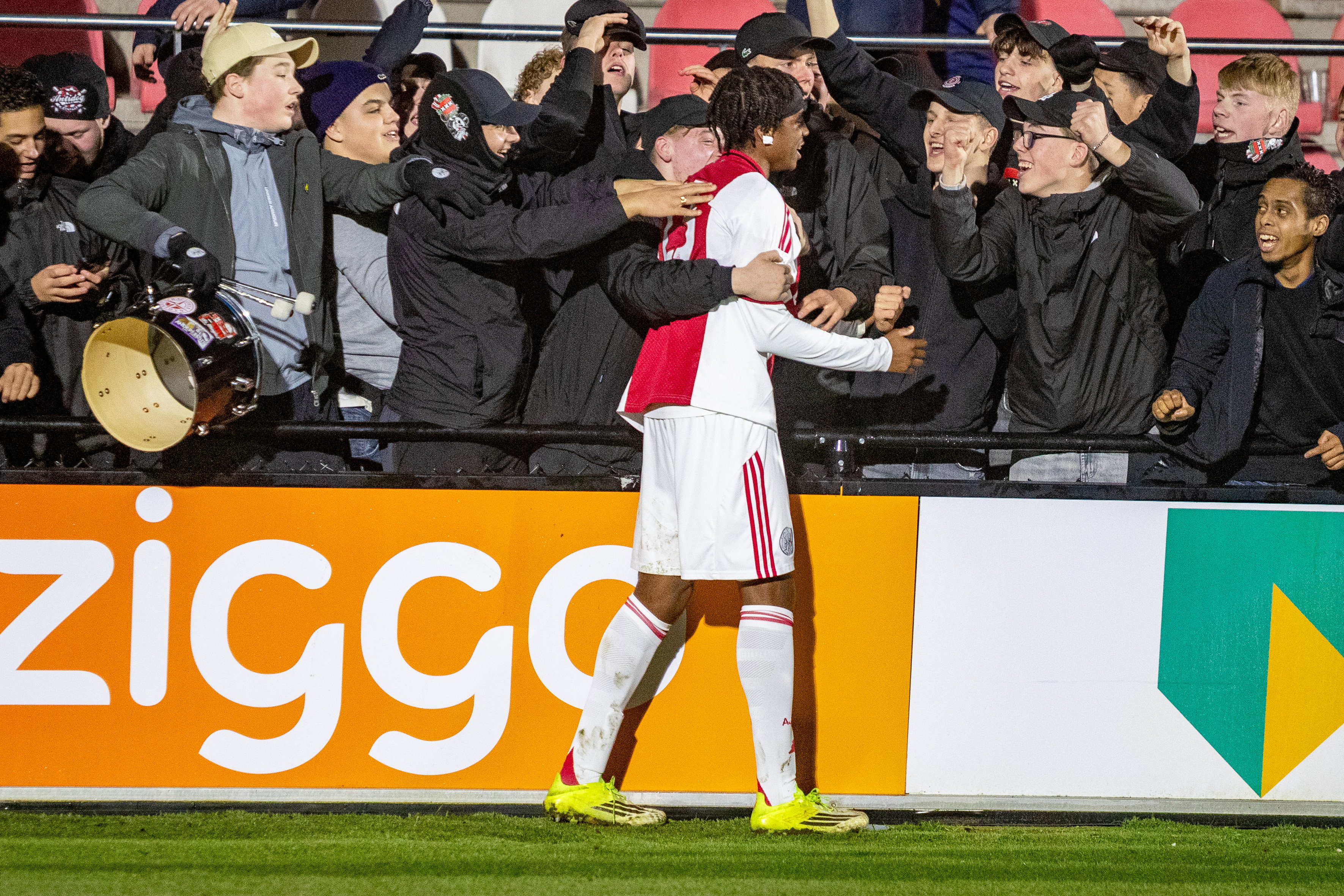 Paulo Da Silva viert feest met de jonge supporters van Ajax