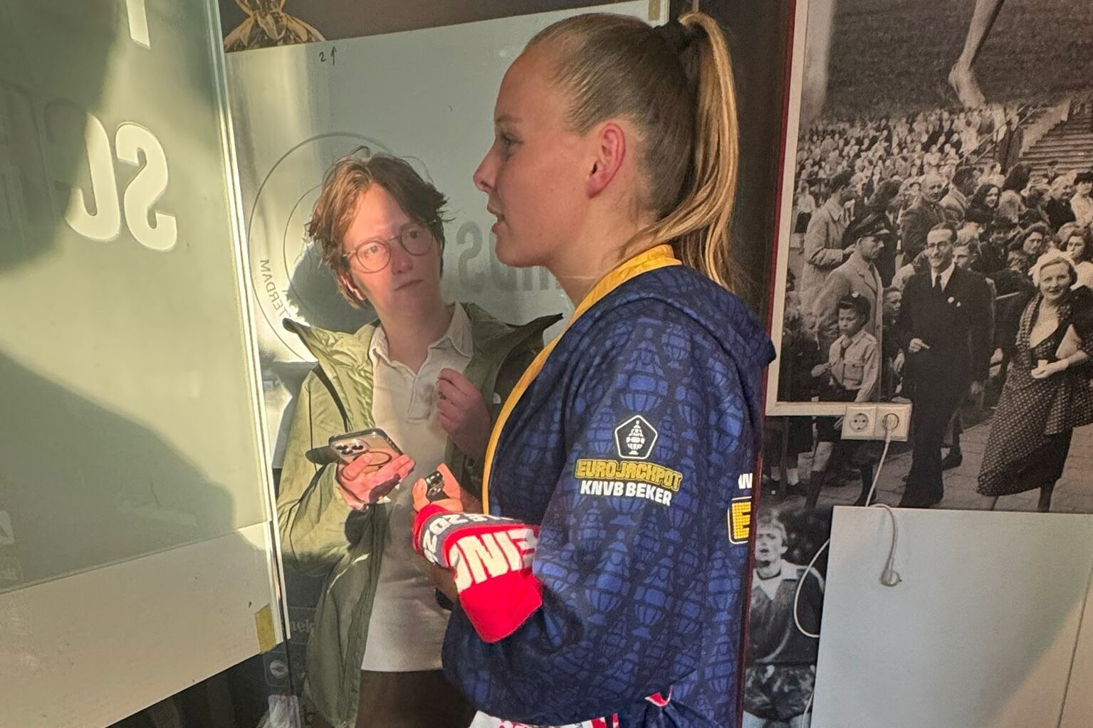 FC Twente-spits Jaimy Ravensbergen in gesprek met de media na de bekerfinale
