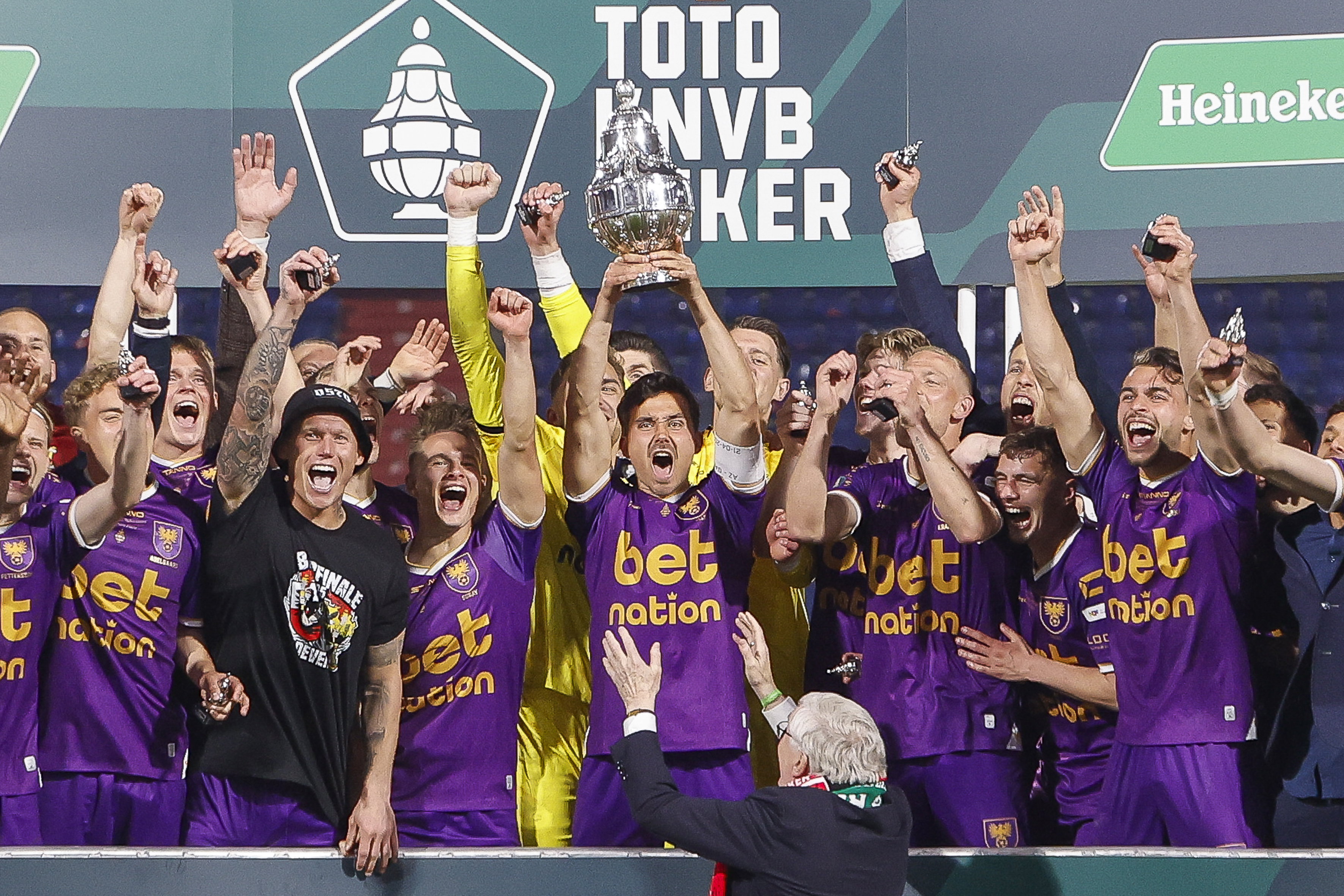 Mats Deijl houdt de KNVB Beker omhoog