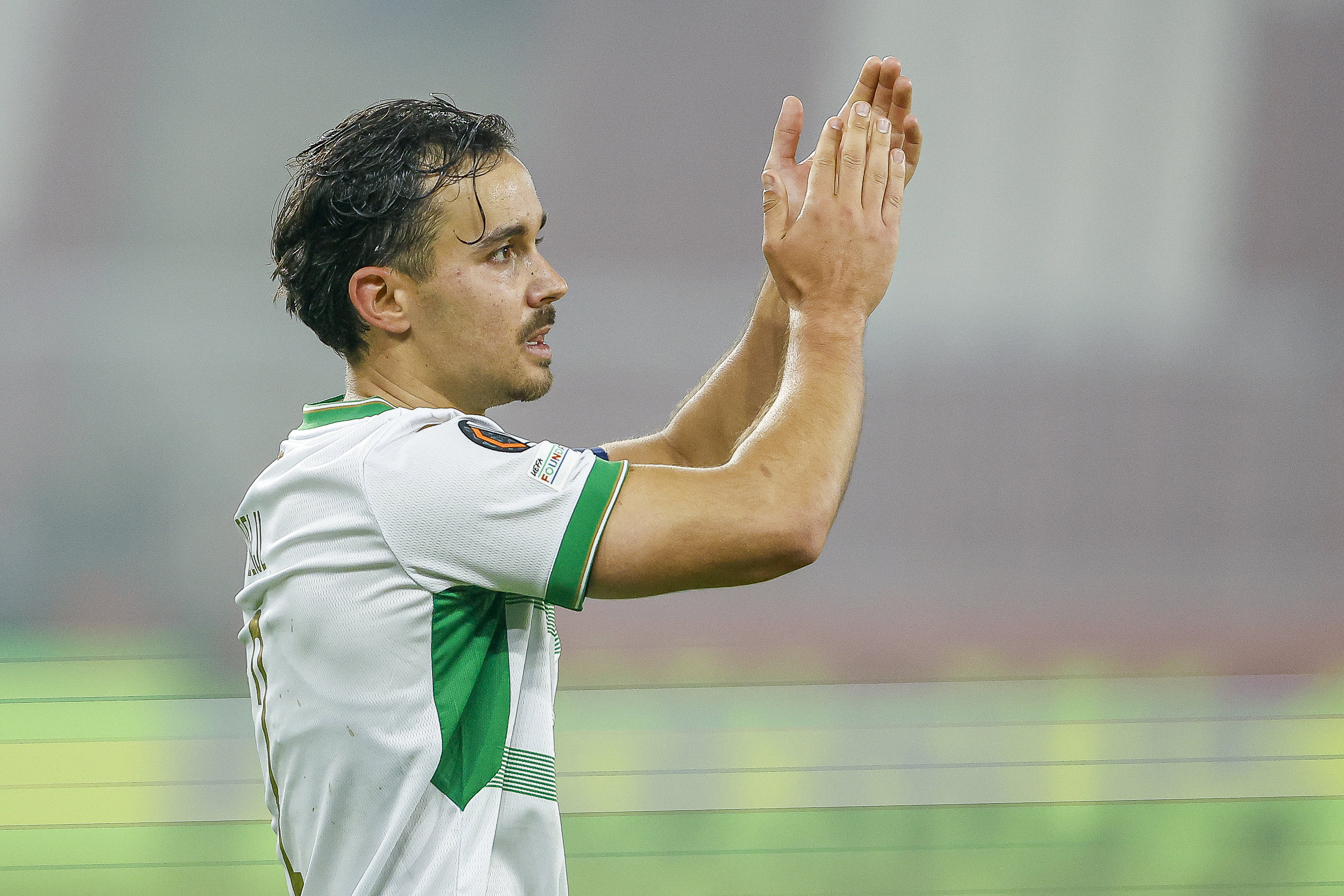 Mats Deijl bedankt de meegereisde Go Ahead Eagles-fans in Oostenrijk