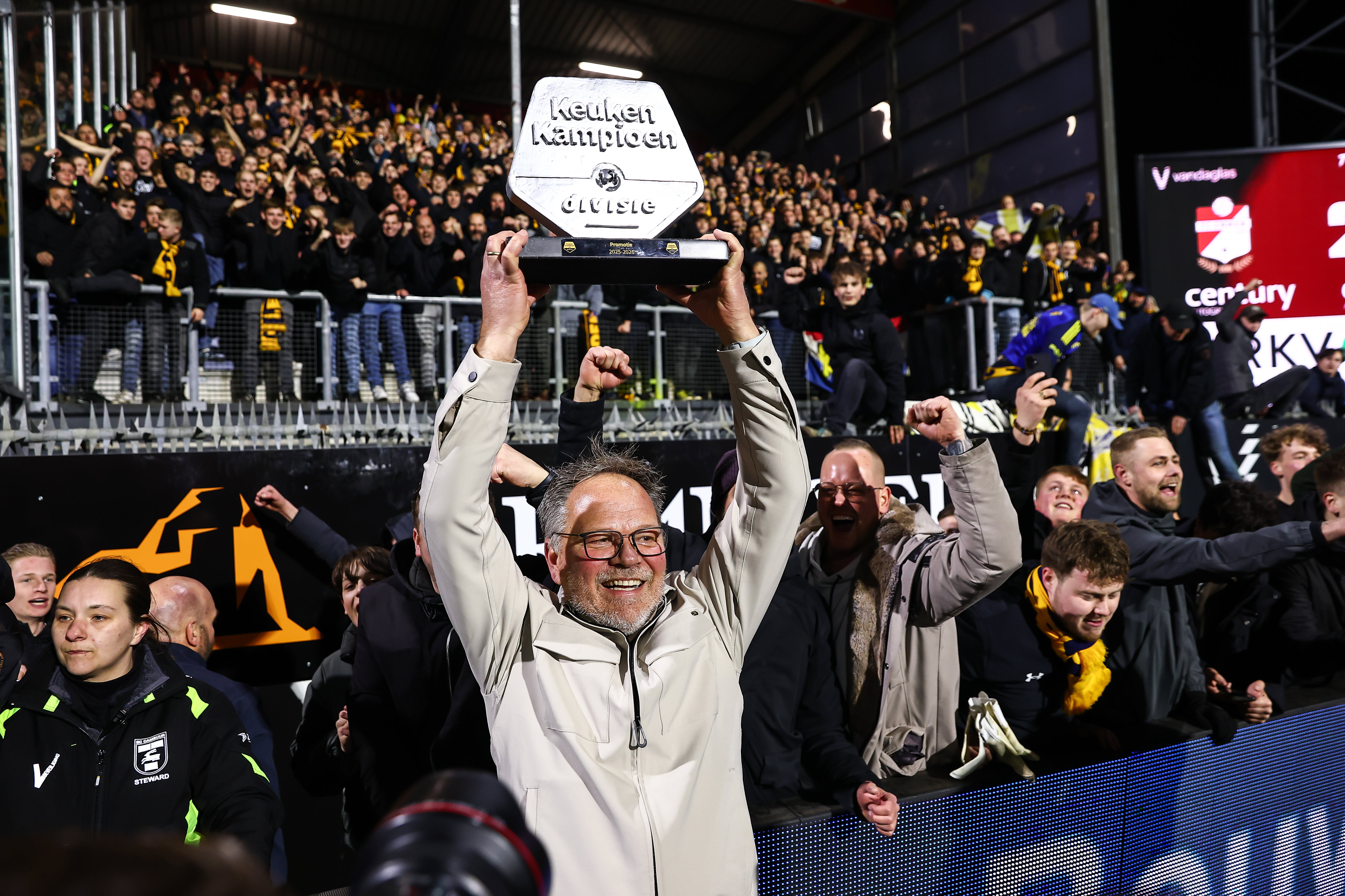 Henk de Jong viert de promotie van SC Cambuur voor het uitvak