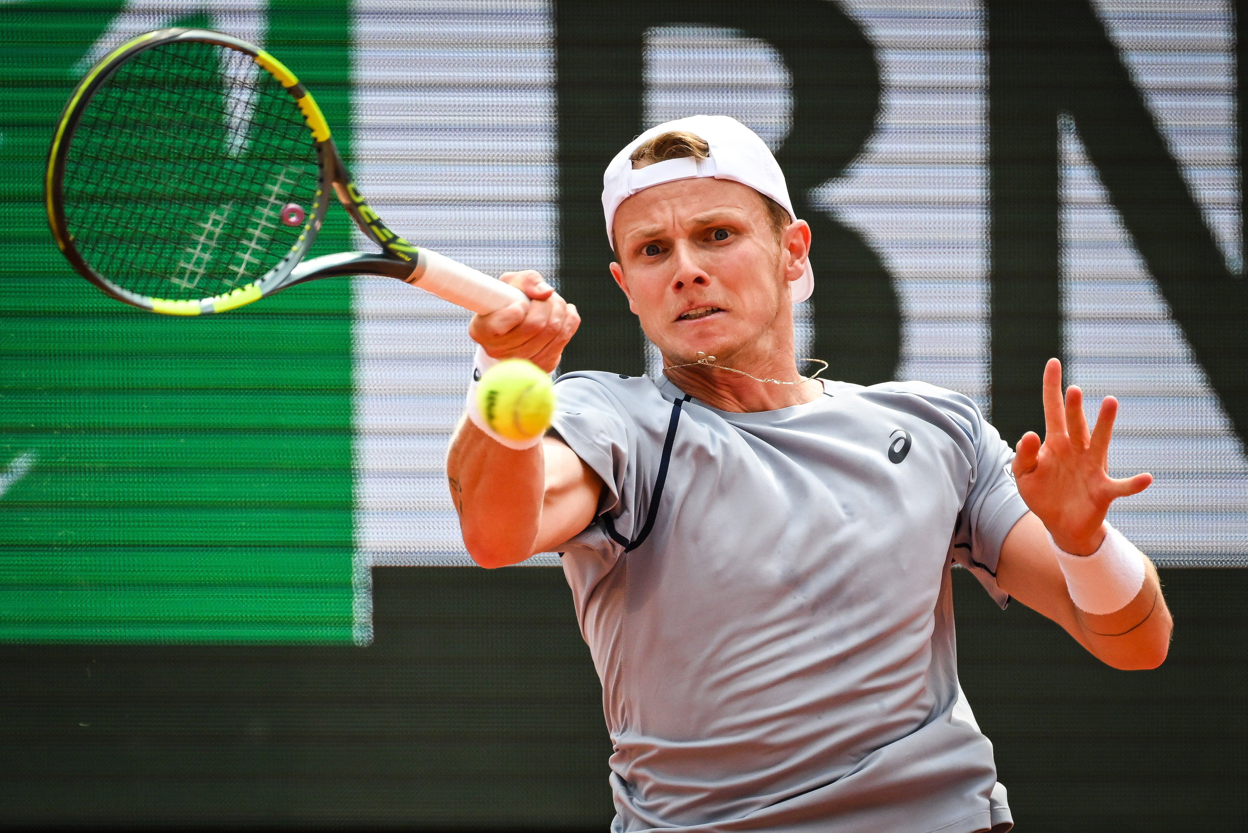 Jesper de Jong op de tennisbaan