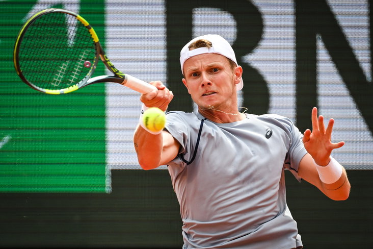 Jesper de Jong op de tennisbaan